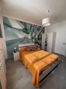 a bedroom with a bed with an orange blanket at Sweet Lullaby in Rome
