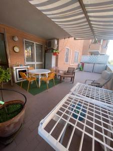 un patio con mesa, sillas y mesa en Sweet Lullaby, en Roma
