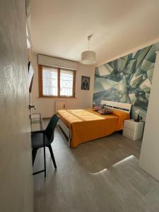 a bedroom with a bed and a desk in it at Sweet Lullaby in Rome