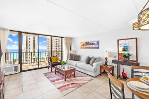- un salon avec un canapé et une table dans l'établissement Great Ocean & Diamond Head View Condo with Free Parking!, à Honolulu