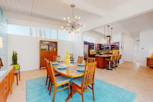 comedor y cocina con mesa y sillas en Desert Willow Mod Permit# 5268 en Palm Springs