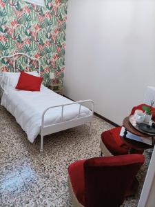 um quarto com uma cama, uma mesa e cadeiras em Cà Milene Bed and Breakfast em Castellinaldo