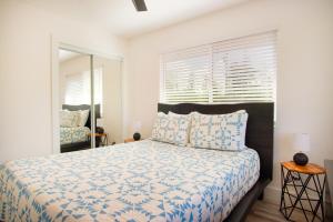Ένα ή περισσότερα κρεβάτια σε δωμάτιο στο Hale Hawaii Ohana - 30-Night Minimum