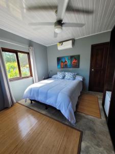 佩达西镇The Inn at Punta Mala的一间带大床和天花板的卧室