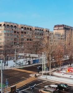 um parque de estacionamento vazio em frente a um grande edifício em X,ata 2 em Almaty