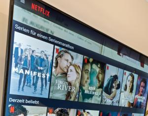 einen TV-Bildschirm mit Filmen darauf in der Unterkunft BOUTIQUE ROOMS I Luxus Suite I Center I Netflix I Boxspring in Augsburg