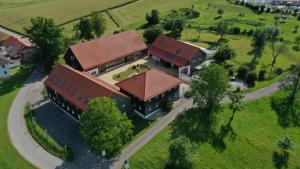 une vue de tête sur un grand bâtiment avec des toits rouges dans l'établissement Kraftplatz Waldzell, 