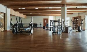 - une salle de sport avec plusieurs tapis de course et poids dans l'établissement Buona Vitta Gramado Resort & Spa by Gramado Parks, à Gramado