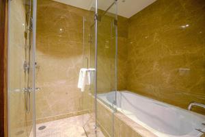 MohaliBest Western Plus Chandigarh Mohali的带浴缸和玻璃淋浴间的浴室 更多37张照片