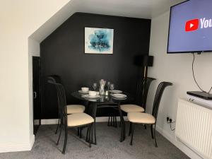 czarna jadalnia ze stołem i krzesłami w obiekcie Newly renovated 2-Bed House in Gorleston-on-Sea w mieście Great Yarmouth