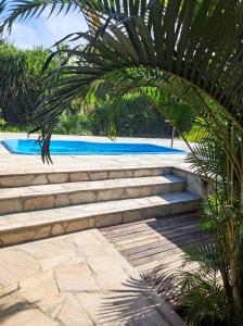 un escalier menant à une piscine dans l'établissement Chale da Lu, à Serra Grande