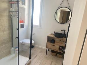 Fotografia z galérie ubytovania Belle maison de vacances avec patio - pour 6 pers - à deux pas de la grande plage et du centre ville v destinácii Les Sables-dʼOlonne