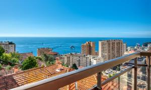 balcone con vista sull'oceano e sulla città di Monaco Sea View & Parking a Beausoleil
