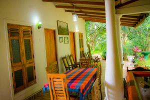 een kamer met een tafel en stoelen op een patio bij Travelodge Sigiriya in Sigiriya