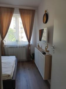 - une chambre avec un lit et une fenêtre dans l'établissement Apartman guru 1, à Szeged