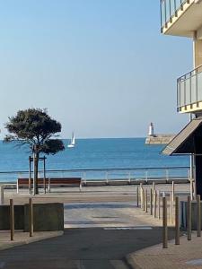 Fotografia z galérie ubytovania Belle maison de vacances avec patio - pour 6 pers - à deux pas de la grande plage et du centre ville v destinácii Les Sables-dʼOlonne
