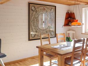 comedor con mesa de madera y sillas en Holiday home MUNKA-LJUNGBY VI en Munka-Ljungby