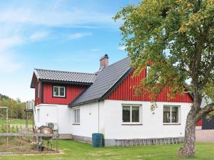 Casa roja y blanca con techo rojo en Holiday home MUNKA-LJUNGBY VI, en Munka-Ljungby