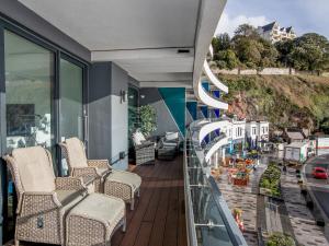 einen Balkon mit Stühlen und Straßenblick in der Unterkunft Apartment 17 Air-conditioned Bedrooms in Torquay