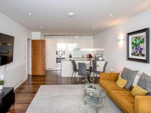 ein Wohnzimmer mit einem Sofa und einem Tisch in der Unterkunft Apartment 17 Air-conditioned Bedrooms in Torquay
