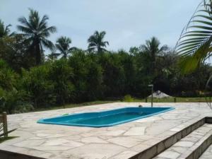 uma piscina no meio de um pátio em Chale da Lu em Serra Grande