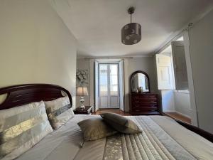 Cama ou camas em um quarto em Alojamento VINTAGE BAIXA - TOMAR