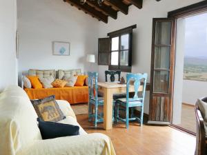 un soggiorno con divano, tavolo e sedie di Luz y Sol a Jimena de la Frontera