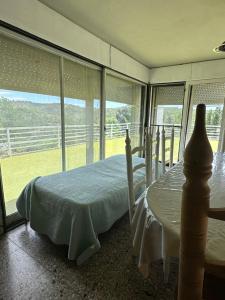 ein Schlafzimmer mit einem Bett und einem großen Fenster in der Unterkunft Mi Sueño in San Antonio de Arredondo