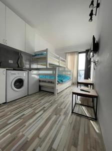 Habitación blanca con lavadora y lavadora en Apartment N503 Gudauri Loft, en Gudauri