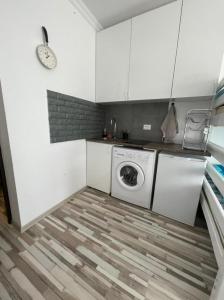 cocina con lavadora en Apartment N503 Gudauri Loft, en Gudauri
