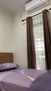 una camera da letto con un letto e una finestra di Royal Stay@Yogyakarta a Kalasan