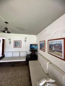 ein Wohnzimmer mit einem Sofa und einem TV in der Unterkunft Mi Sueño in San Antonio de Arredondo