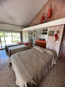 1 dormitorio grande con 2 camas y sofá en Mi Sueño en San Antonio de Arredondo