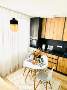cocina con mesa y sillas en una habitación en M&M Apartment en Sarajevo