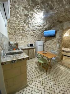 cocina con mesa, fregadero y mesa en House71043, en Manfredonia