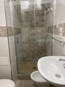 y baño con ducha, aseo y lavamanos. en House71043, en Manfredonia