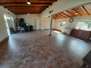 科斯金的住宿－Complejo majua，大型客厅设有大型瓷砖地板。