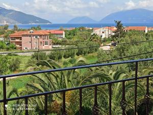 uma vista a partir de uma varanda de uma cidade e do oceano em Sami View em Sami