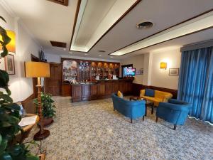 een hotellobby met blauwe stoelen en een bar bij Hotel Mega Mare in Vico Equense