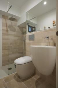 un bagno con wc e doccia in vetro di [centro storico] elegante appartamento a Polignano a Mare