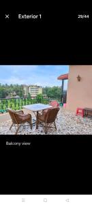 卡蘭古特的住宿－2 bhk Calangute - Baga road Saldanha Kyle Gardens，一张桌子和两把椅子的照片