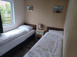 Postel nebo postele na pokoji v ubytování Chalet duunzicht Texel