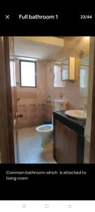 łazienka z toaletą i umywalką w obiekcie 2 bhk Calangute - Baga road Saldanha Kyle Gardens w mieście Calangute