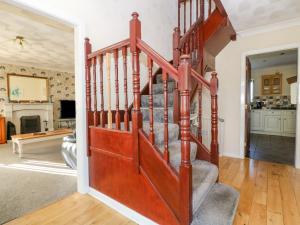 霍利黑德的住宿－Rhiangwyn，房屋内的楼梯,带有客厅