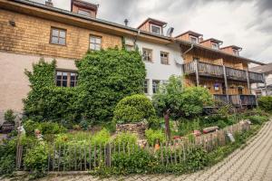 uma casa com um jardim em frente em Landhotel zum Matthiasl em Bischofsreut