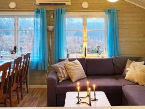 salon z kanapą i stołem ze świecami w obiekcie Holiday home SVANESUND IV w mieście Svanesund