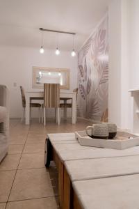 a dining room with a table and a dining room at Departamento Laura con Cochera in Villa María