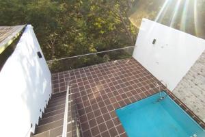 Espectacular casa con piscina privada y vistas في Los Patios: منظر علوي لسقف من البلاط على منزل