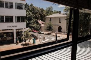 widok na ulicę miejską z okna w obiekcie Concord Apartment w mieście Stellenbosch