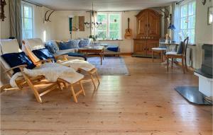 韋斯特維克的住宿－3 Bedroom Awesome Home In Vstervik，客厅配有椅子和沙发